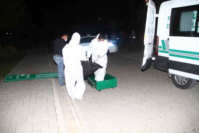 Ev arkadaşını çekiçle öldürdü