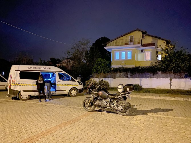 Ev arkadaşını çekiçle öldürdü