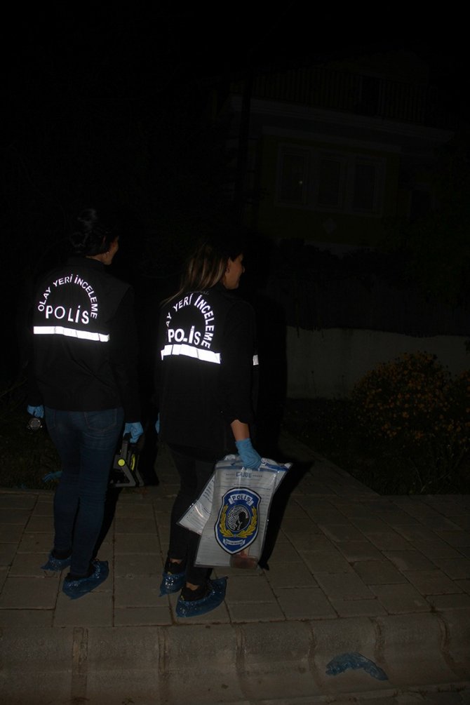 Ev arkadaşını çekiçle öldürdü