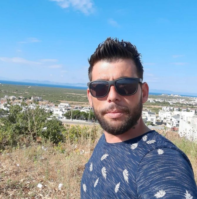 Evinde asılı halde bulundu