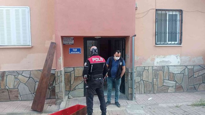 Evinde asılı halde bulundu