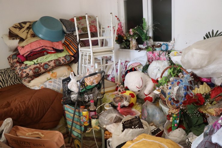 Evinden 4 kamyon çöp çıktı