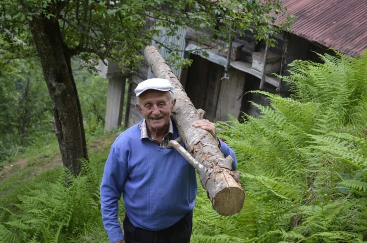 Hafif ticari araç dereye yuvarlandı: 2 ölü