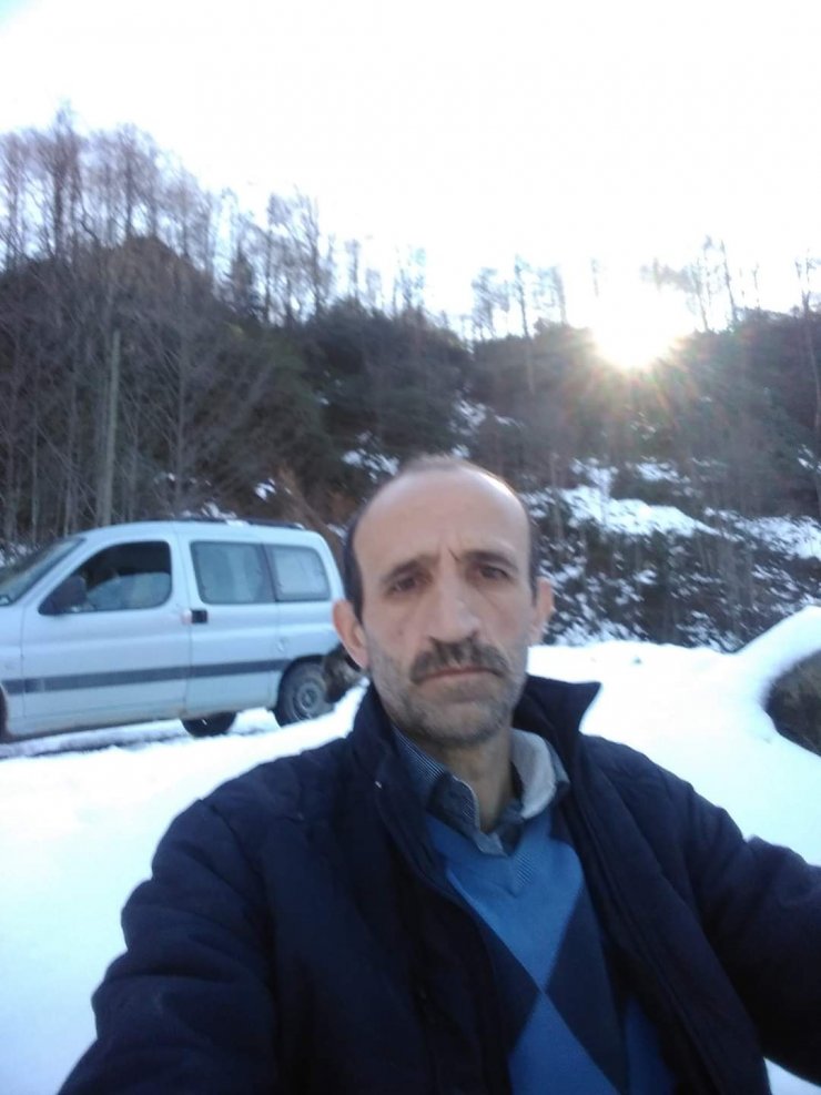 Hafif ticari araç dereye yuvarlandı: 2 ölü