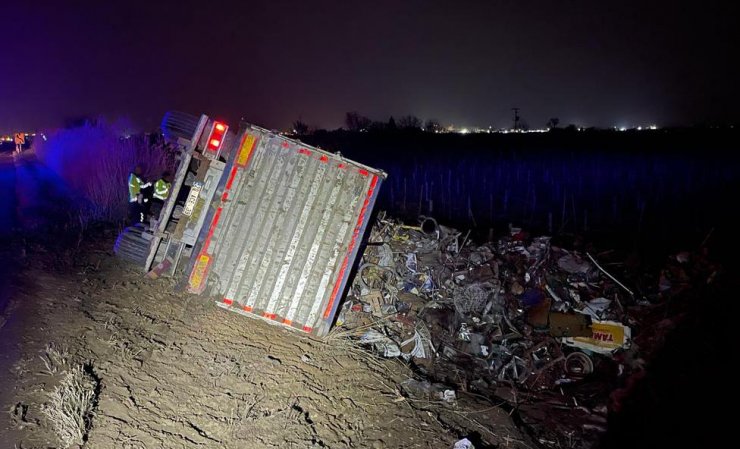 Hurda yüklü TIR devrildi: 1 ölü, 1 yaralı