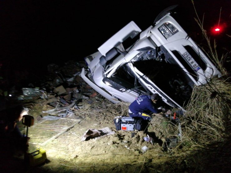 Hurda yüklü TIR devrildi: 1 ölü, 1 yaralı