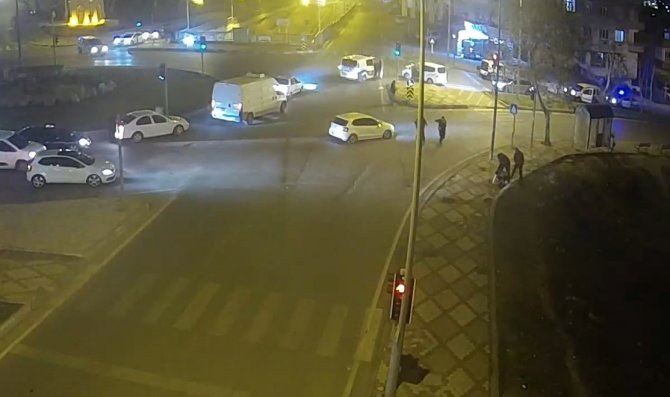 Kaçarken polis aracına çarpınca yakalandı