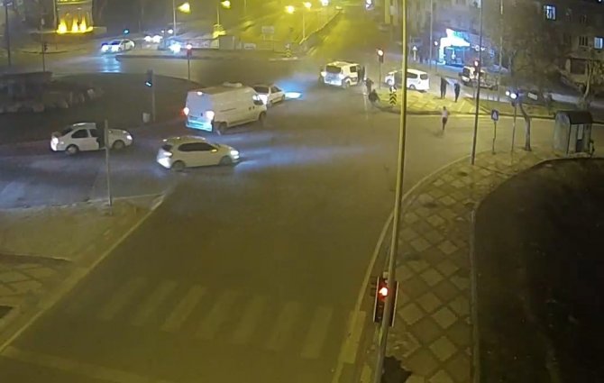 Kaçarken polis aracına çarpınca yakalandı