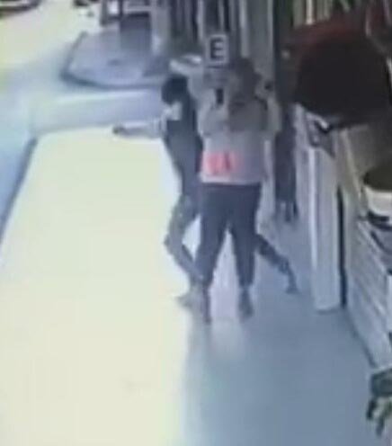 Kadının kulağındaki telefonu çalan kişi tutuklandı