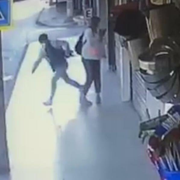 Kadının kulağındaki telefonu çalan kişi tutuklandı