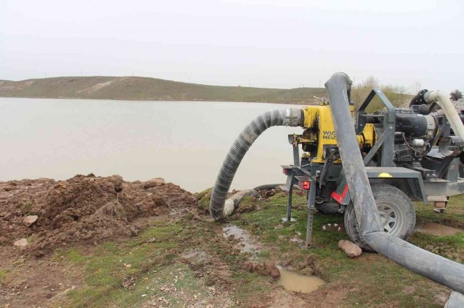 KOSKİ Hatunsaray Göleti’nde taşkın riskine karşı su tahliyesi yapıyor