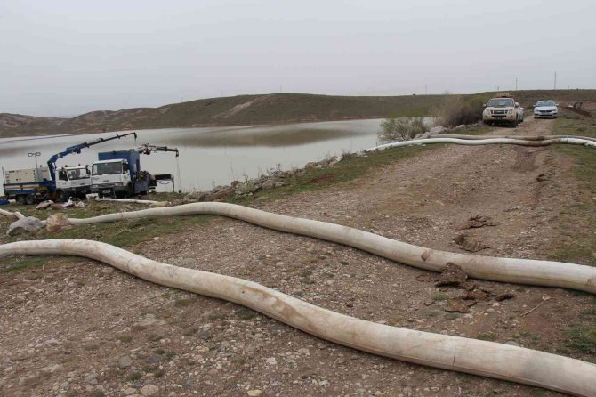 KOSKİ Hatunsaray Göleti’nde taşkın riskine karşı su tahliyesi yapıyor