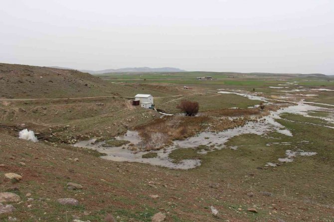 KOSKİ Hatunsaray Göleti’nde taşkın riskine karşı su tahliyesi yapıyor