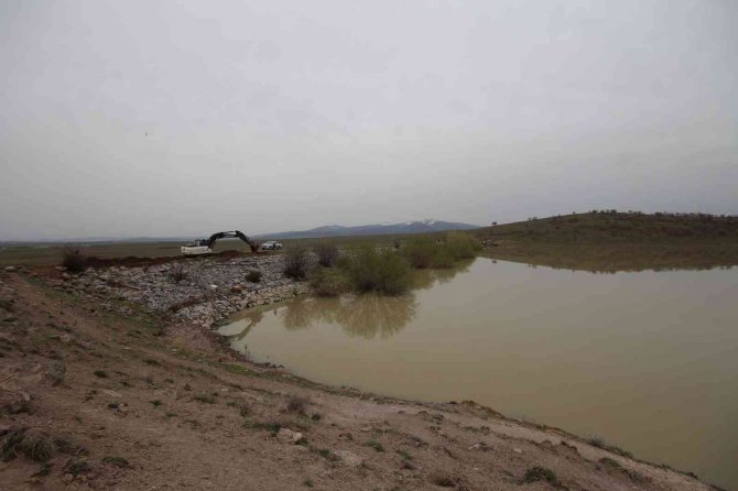 KOSKİ Hatunsaray Göleti’nde taşkın riskine karşı su tahliyesi yapıyor