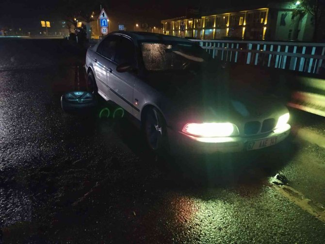 Lastiği fırlayan aracın sürücüsü kazada hafif yaralandı