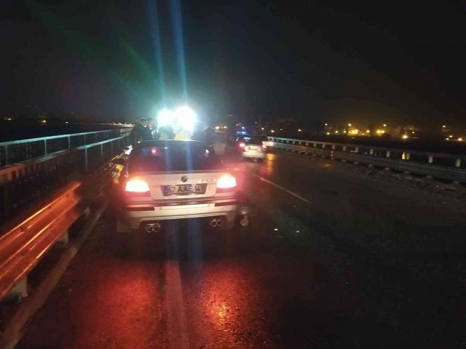 Lastiği fırlayan aracın sürücüsü kazada hafif yaralandı