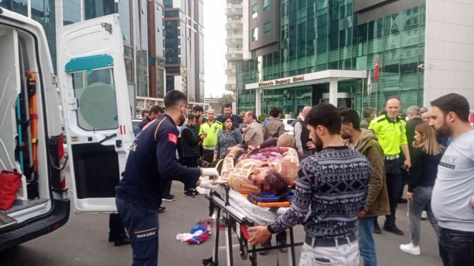 Minibüsün çarptığı yaşlı kadın ağır yaralandı