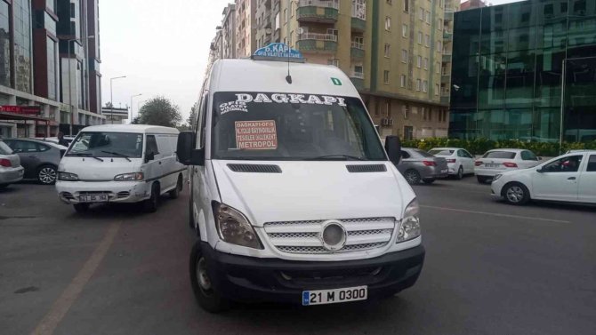 Minibüsün çarptığı yaşlı kadın ağır yaralandı