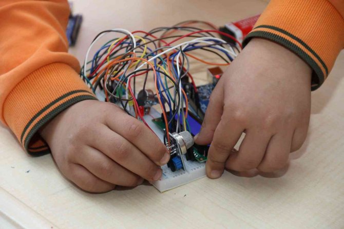 Minikler sınıflarda hava kalitesini kendi yaptıkları cihazla ölçüyor