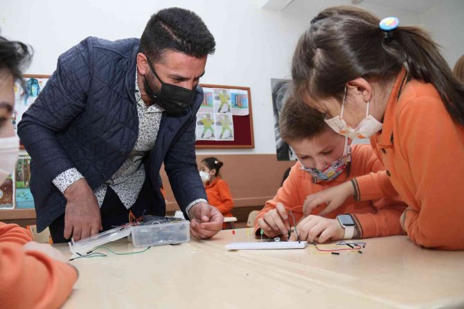 Minikler sınıflarda hava kalitesini kendi yaptıkları cihazla ölçüyor