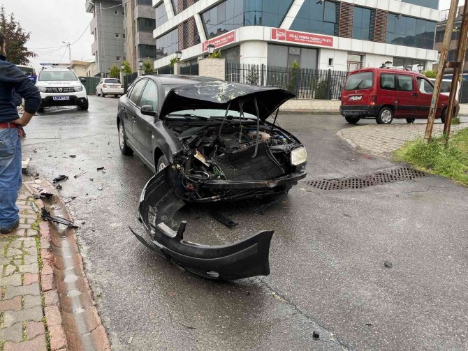 Otomobil ile kamyonet çarpıştı: 2 yaralı