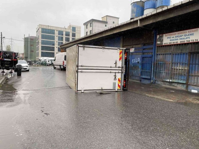 Otomobil ile kamyonet çarpıştı: 2 yaralı