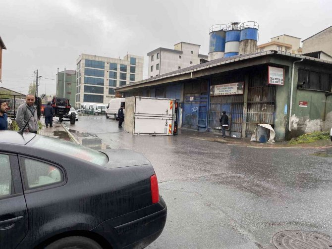 Otomobil ile kamyonet çarpıştı: 2 yaralı