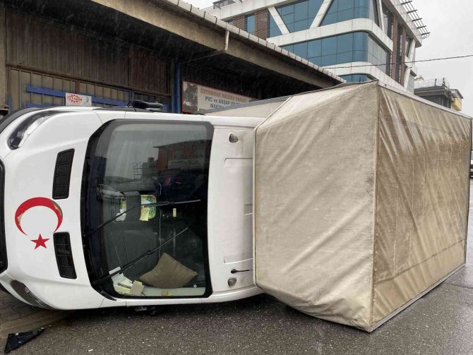 Otomobil ile kamyonet çarpıştı: 2 yaralı