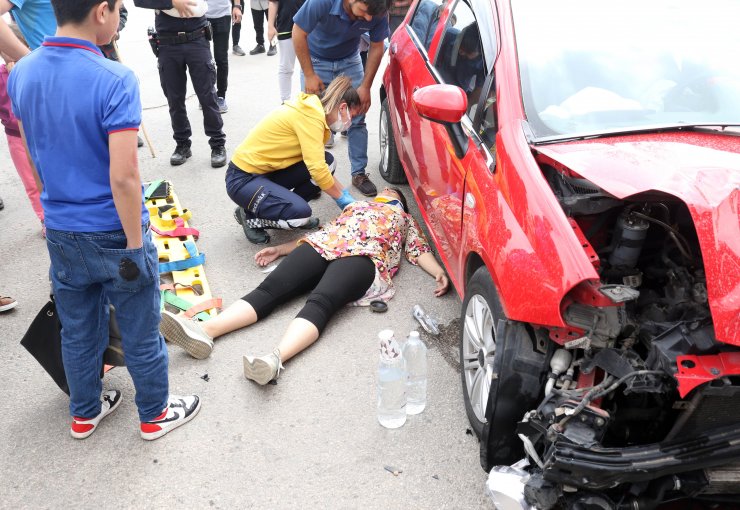 Otomobiller çarpıştı; 4'ü çocuk, 7 yaralı