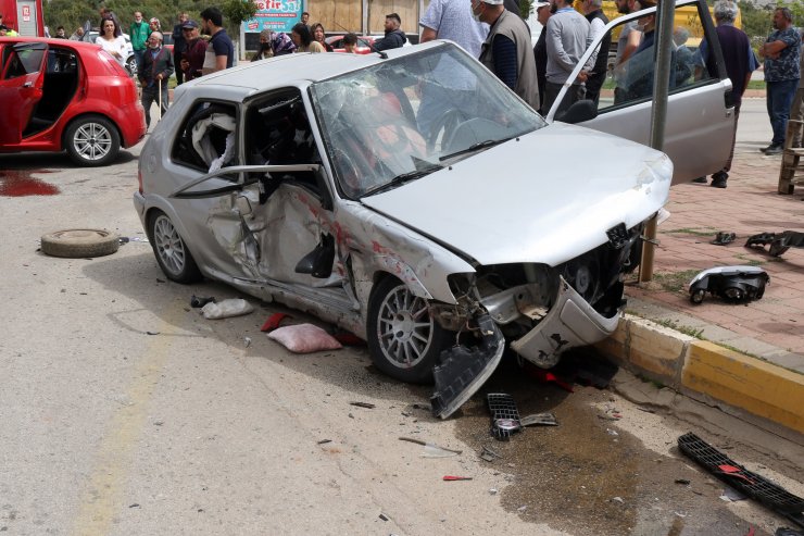 Otomobiller çarpıştı; 4'ü çocuk, 7 yaralı