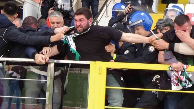 Play-off maçında taşlar havada uçuştu: 4 yaralı