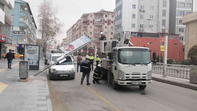 Rüzgar, elektrik direğini devirdi