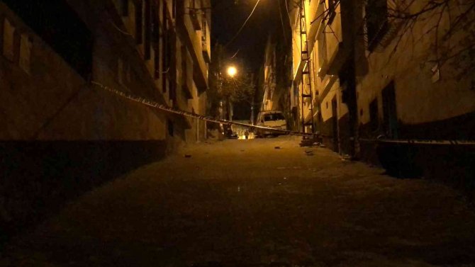 Silahlı kavganın arasında kalan kadın hayatını kaybetti