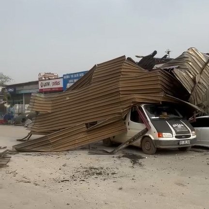 Uçan çatılar araçların üzerine düştü