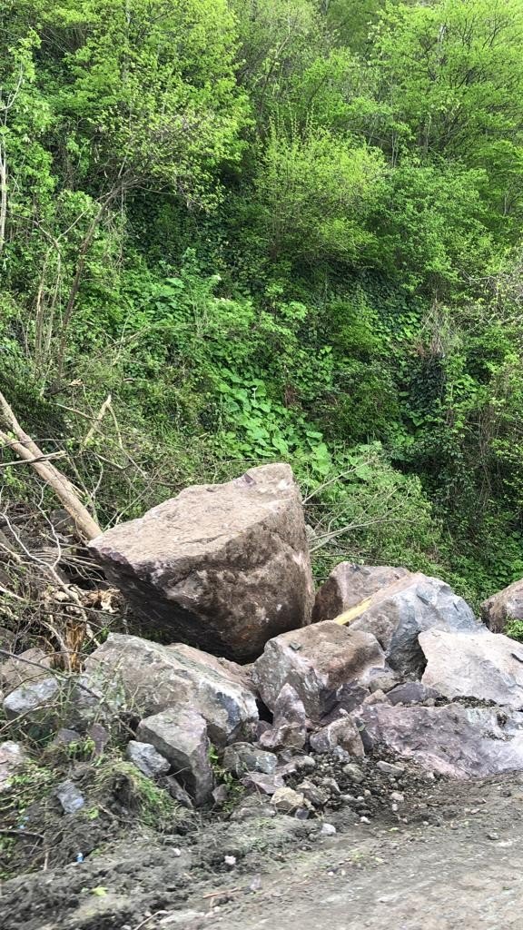 Yamaçtan kopan kaya parçaları temizlendi