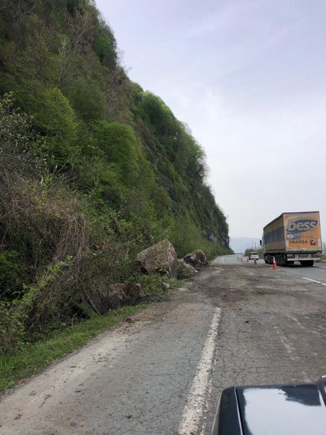 Yamaçtan kopan kaya parçaları temizlendi