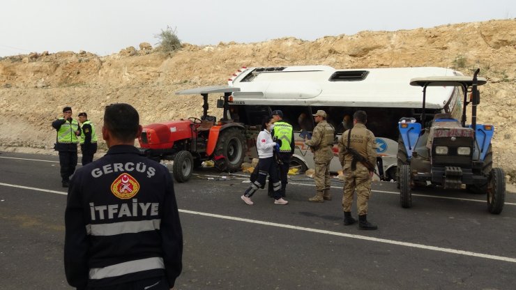Yolcu midibüsü kayaya çarptı: 3 ölü, 3 yaralı