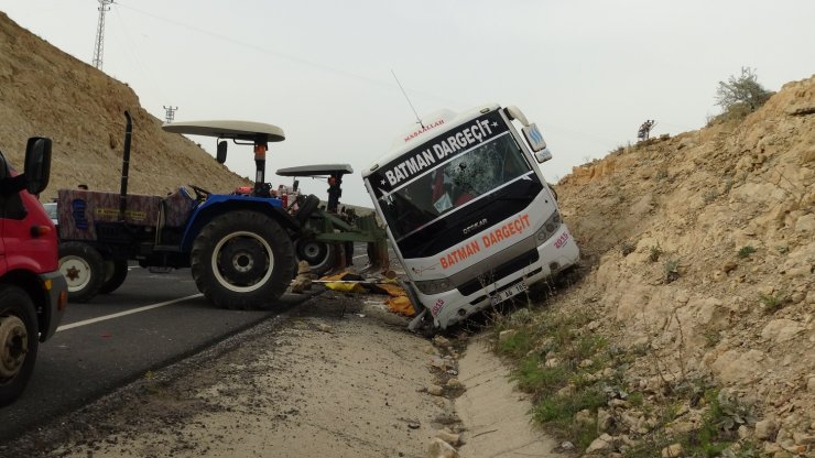 Yolcu midibüsü kayaya çarptı: 3 ölü, 3 yaralı