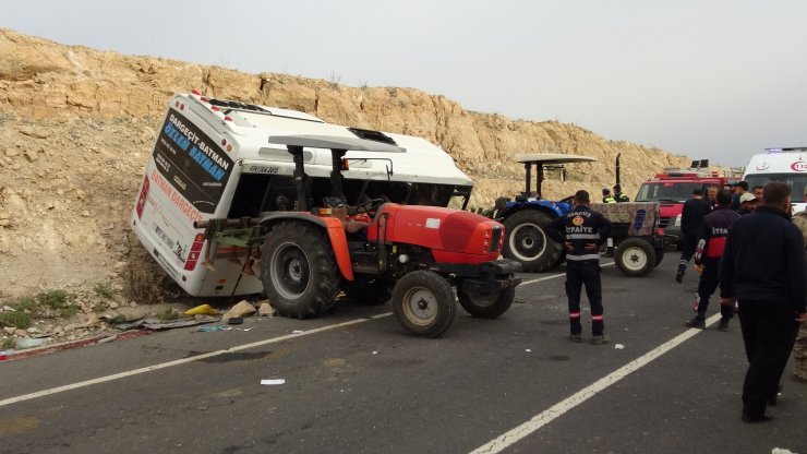 Yolcu midibüsü kayaya çarptı: 3 ölü, 3 yaralı