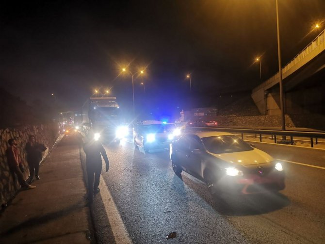 4 aracın karıştığı zincirleme kazada tır sürücüsü olay yerinden kaçtı