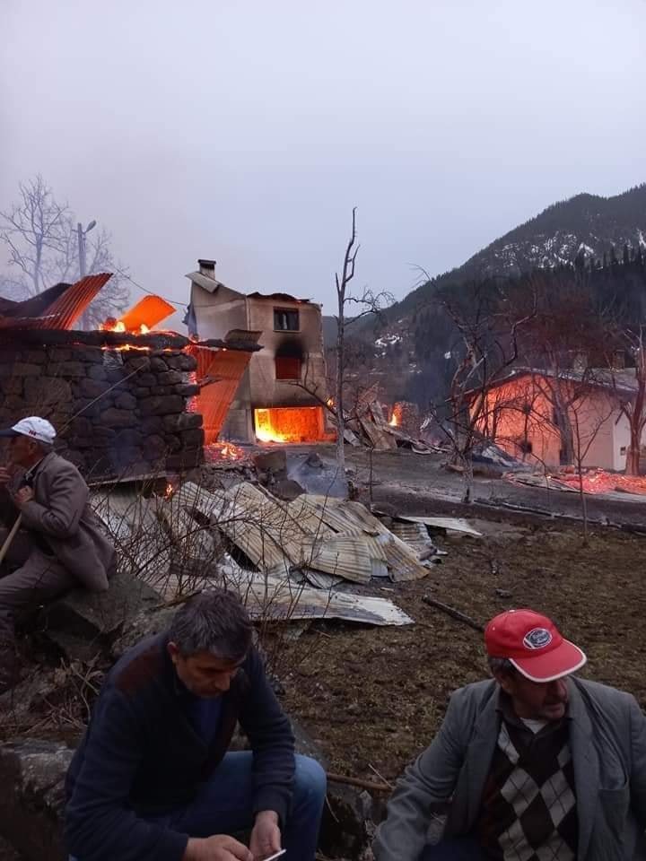 6 ev yandı; 1 ölü, 1 kayıp