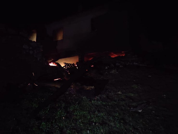 Ahır yangınında 5 büyükbaş öldü