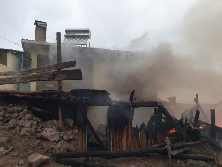 Ahır yangınında 5 büyükbaş öldü