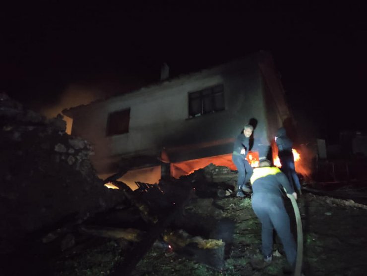 Ahır yangınında 5 büyükbaş öldü