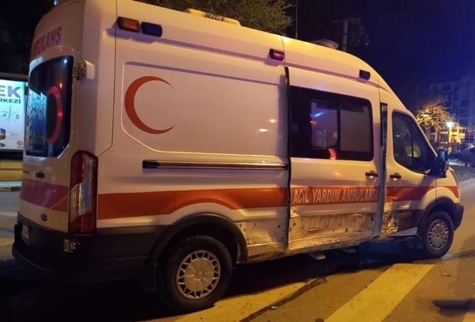 Askeri ambulans ile otomobil çarpıştı: Yaralılar var