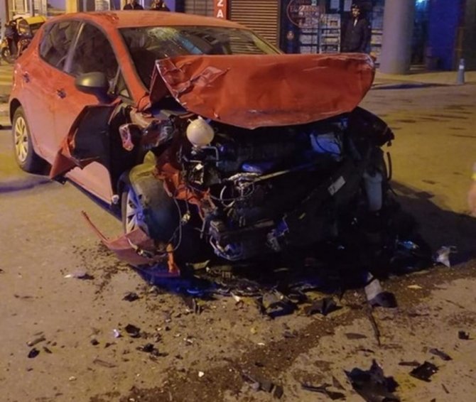 Askeri ambulans ile otomobil çarpıştı: Yaralılar var