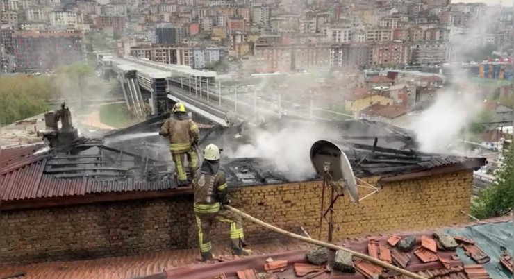 Binanın çatısı alev alev yandı
