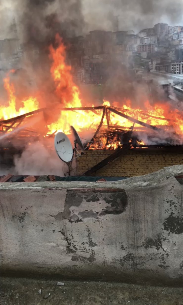 Binanın çatısı alev alev yandı