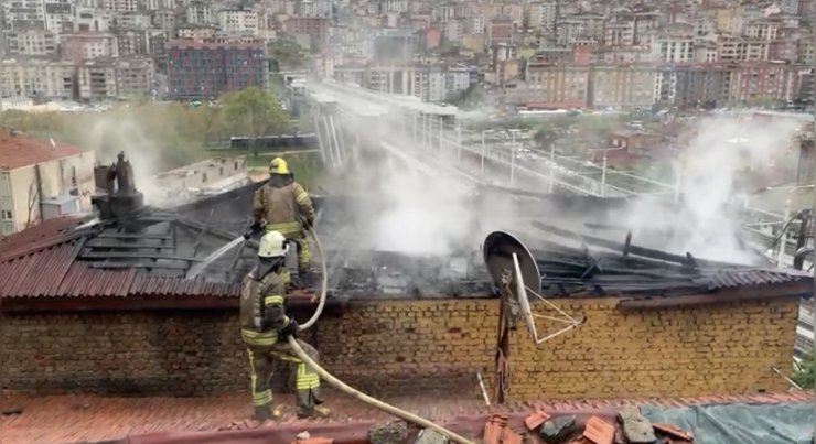 Binanın çatısı alev alev yandı