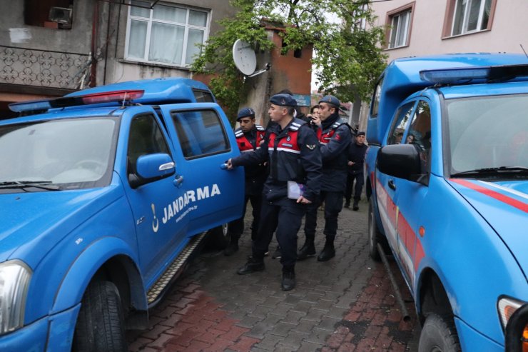 Kendilerini 'jandarma' olarak tanıtıp, 90 bin liralık altını aldılar